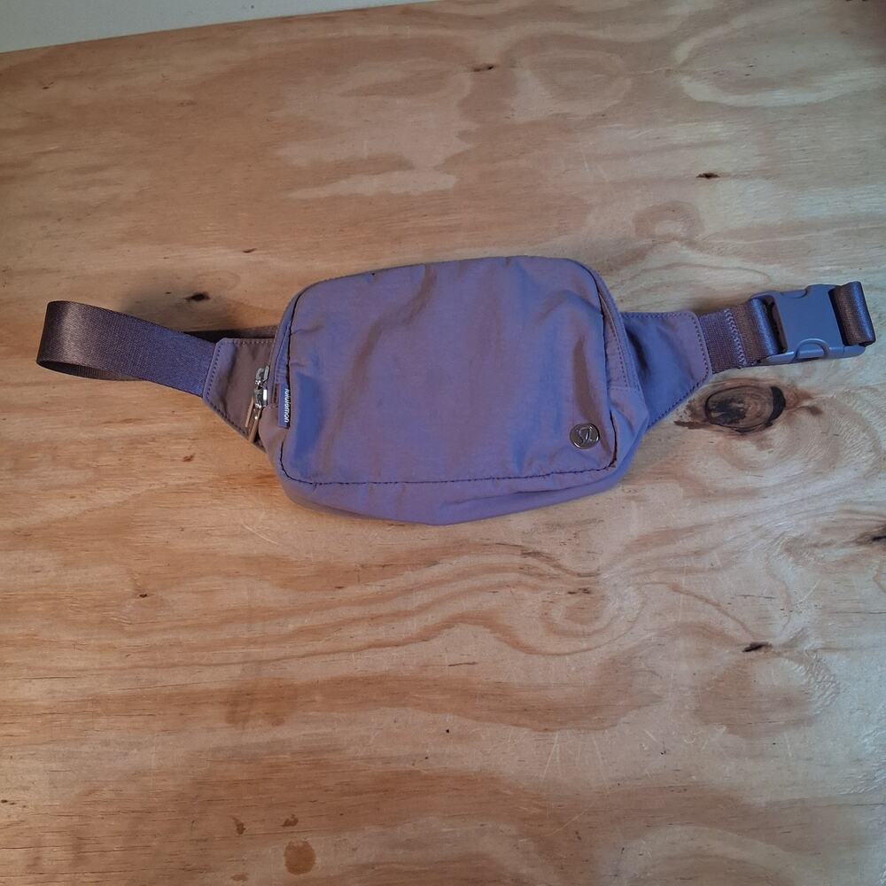 Lululemon Everywhere Crossbody Belt Bag 1L - Lilac Purple/Silver Lavender